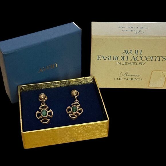 Vintage 1973 Avon Baroness Clip Earrings Green on Gold Tone with Box NEW - Picture 2 of 4